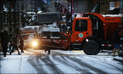 برفباری سے پھسلن:نیویارک میں31 گاڑیا ں ٹکراگئیں ،8 افراد زخمی 